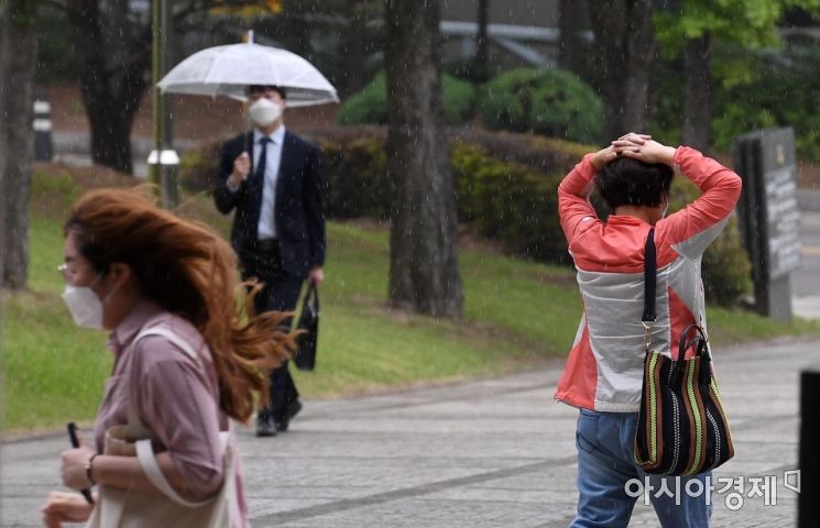 [포토] '우산이 없네'
