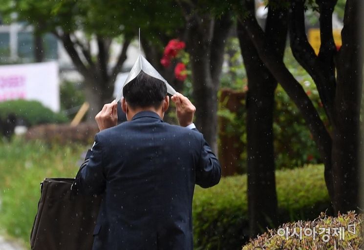 [포토] '우산 대신'