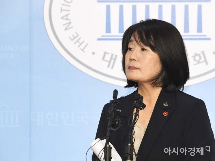 정의기억연대 회계 부정 의혹이 불거진 윤미향 당시 더불어민주당 당선인이 지난달 29일 서울 여의도 국회에서 해명 기자회견을 하고 있다. / 사진=아시아경제DB
