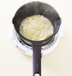 5. 매시트 포테이토를 만든다. 감자는 깨끗이 씻어 껍질을 벗겨 납작하게 썰어 냄비에 담는다. 우유 1컵+1/2컵을 부어 우유가 끓기 시작하면 약한불에 10분 정도 푹 삶아 소금과 후춧가루 간을 하고 버터를 넣어 부드럽게 으깬다.