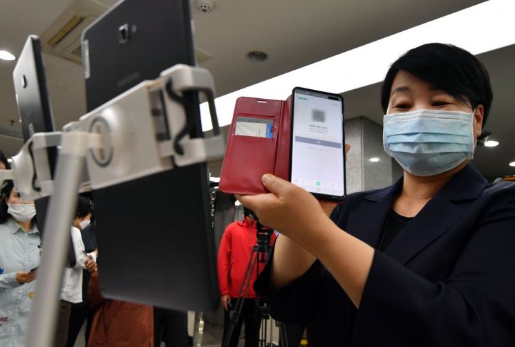 [포토] 전자출입명부 시연하는 교인