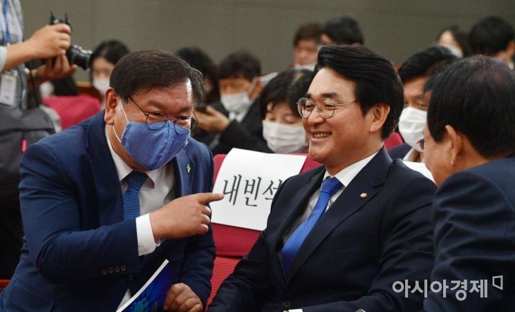김태년 더불어민주당 원내대표가 2020년 6월2일 국회에서 열린 '기업지배구조개선 토론회'에 참석, 박용진 의원 이야기를 나누고 있다./윤동주 기자 doso7@