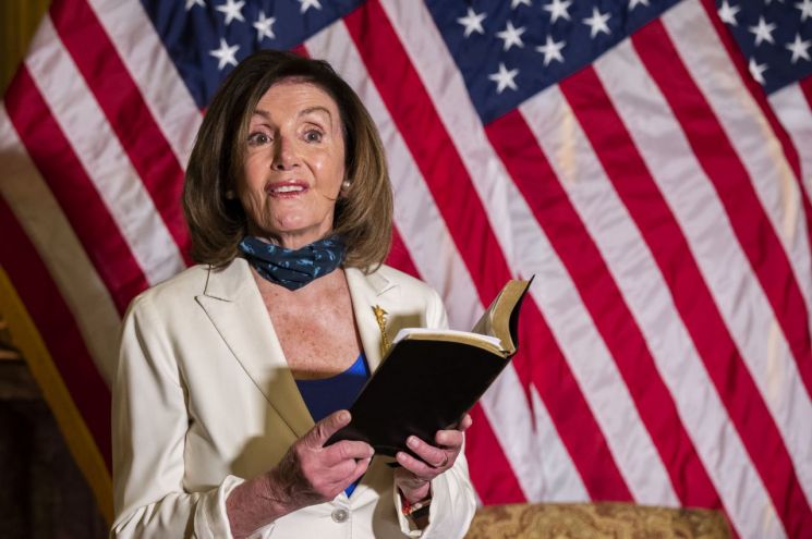 펠로시, 트럼프에 성경으로 '맞불' 