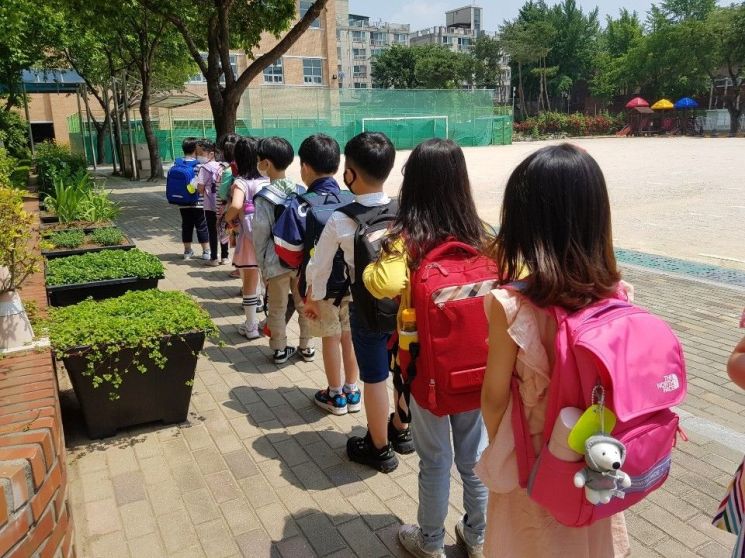 광진구 초등학교 1학년 교통사고 예방 '옐로카드' 보급