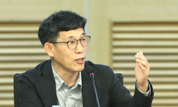 진중권 "윤미향, 죄 없다면 엄격한 검찰수사가 명예 회복시킬 것"