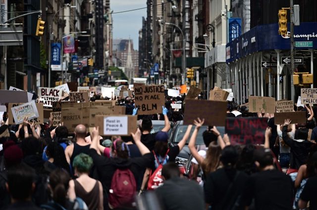 미국 흑인 남성 조지 플로이드 사망 사건으로 촉발된 인종차별 항의 시위가 미국 전역으로 확산하는 가운데 2일(현지시간) 뉴욕에서 "흑인의 생명도 중요하다" 시위가 벌어지고 있는 모습.사진=AFP연합뉴스