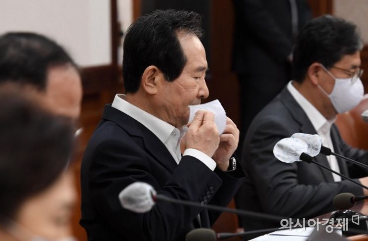 [포토] 마스크 벗는 정세균 총리