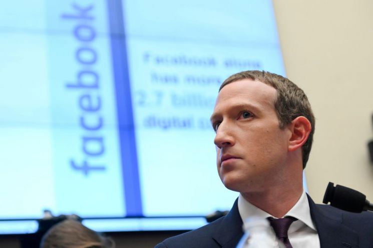 떠나는 페이스북 직원들…저커버그 리더십 흔들
