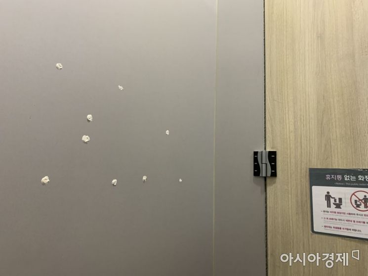 부산 한 번화가 건물 내 여자화장실. 화장실 벽에 뚫린 구멍이 실리콘 접착제로 막혀있다. 사진=허미담 기자 damdam@asiae.co.kr