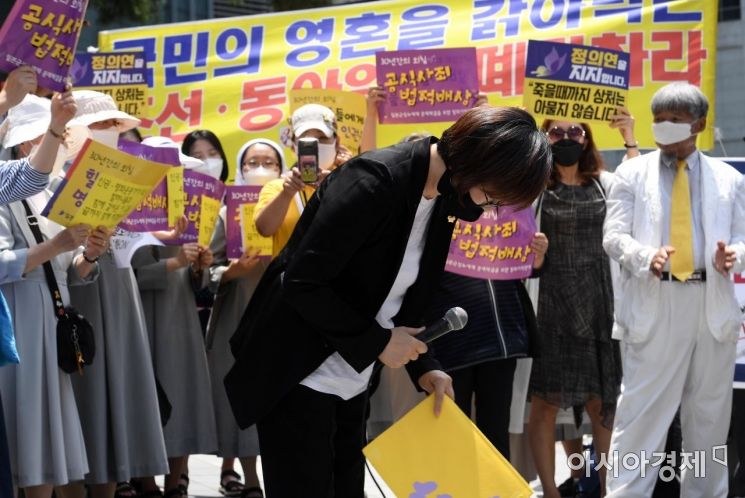 [포토] 인사하는 이나영 이사장