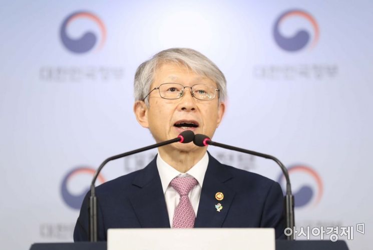 최기영 과학기술정보통신부 장관이 3일 서울 종로구 정부서울청사에서 열린 코로나19 치료제·백신개발 지원 대책 등 범정부지원단 3차 회의 개최 결과 브리핑에서 발언하고 있다. /문호남 기자 munonam@