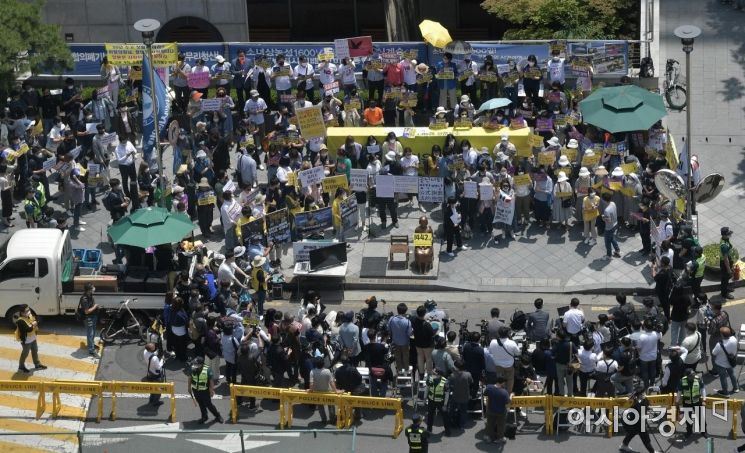 3일 서울 종로구 주한일본대사관 앞에서 '일본군 위안부 피해자 문제해결을 위한 정기 수요시위'가 열리고 있다./김현민 기자 kimhyun81@