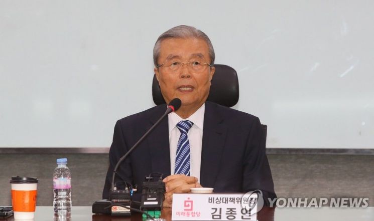 김종인 미래통합당 비상대책위원장이 3일 국회 의원회관에서 열린 통합당 초선모임에서 강의하고 있다. / 사진=연합뉴스