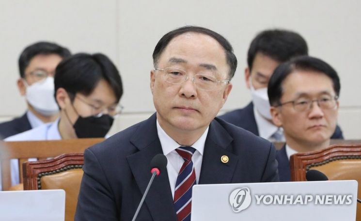 홍남기 경제부총리가 지난달 17일 오후 서울 여의도 국회에서 열린 기획재정위원회 전체회의에서 의원질의를 듣고 있다. / 사진=연합뉴스
