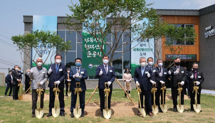 남북 산림협력 전진기지 역할을 할 남북산림협력센터가 3일 경기 파주시 탄현면 일대에 문을 열었다.
북한과 인접한 지역에 준공된 센터는 부지 17.4㏊에 4천20㎡ 규모의 스마트양묘장과 지상 3층의 관리동으로 구성됐다.
사진은 준공식에서 기념 식수하는 김연철 통일부 장관(왼쪽 네 번째)과 관계자들. <사진 제공=산림청>