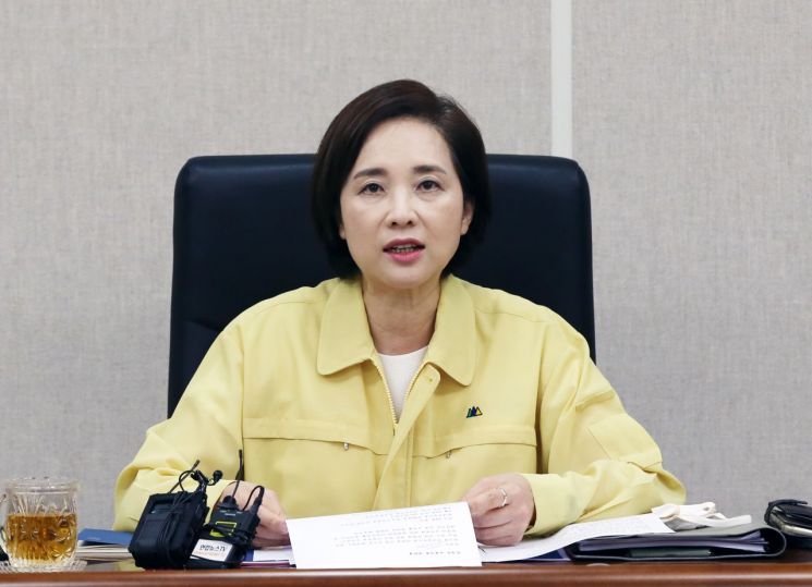 유은혜 부총리 겸 교육부 장관이 3일 오전 정부세종청사에서 서울·인천·경기·부산시교육청 부교육감과 등교수업 지원 상황점검 영상 회의를 주재하고 있다. (제공=교육부)