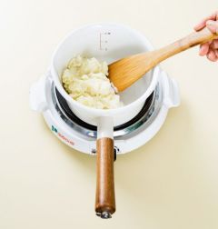 2. 냄비에 감자를 넣고 소금을 약간 넣은 다음 우유를 넣는다. 뚜껑을 덮고 끓여 끓기 시작하면 은근한 불에 10분 정도 끓이면서 바닥에 눌어붙지 않도록 저어가며 익힌다.