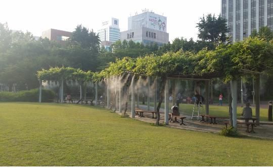 대구 국채보상운동기념공원에 설치된 쿨링포그.