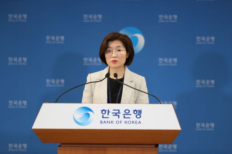 문소상 한국은행 경제통계국 금융통계부장이 4일 오전 서울 중구 한국은행에서 열린 2020년 4월 국제수지(잠정) 설명회에서 발표하고 있다.