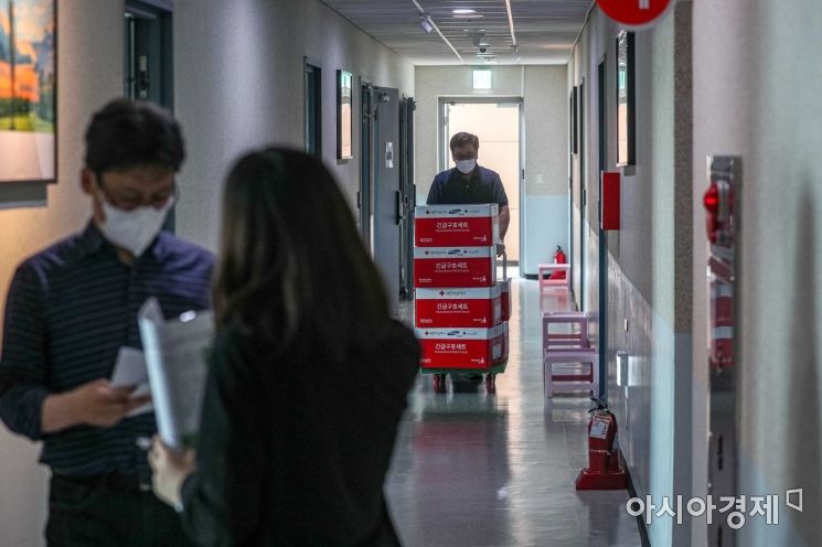[포토]입소자 방으로 이동하는 긴급구호물품