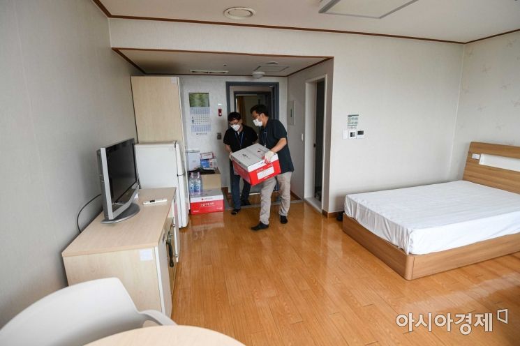 서울시가 지난 6월 중구 서울유스호스텔에 마련했던 '서울시 남산생활치료센터'에 센터 관계자들이 코로나19 환자가 쓸 구호물품을 준비하고 있다. /강진형 기자aymsdream@