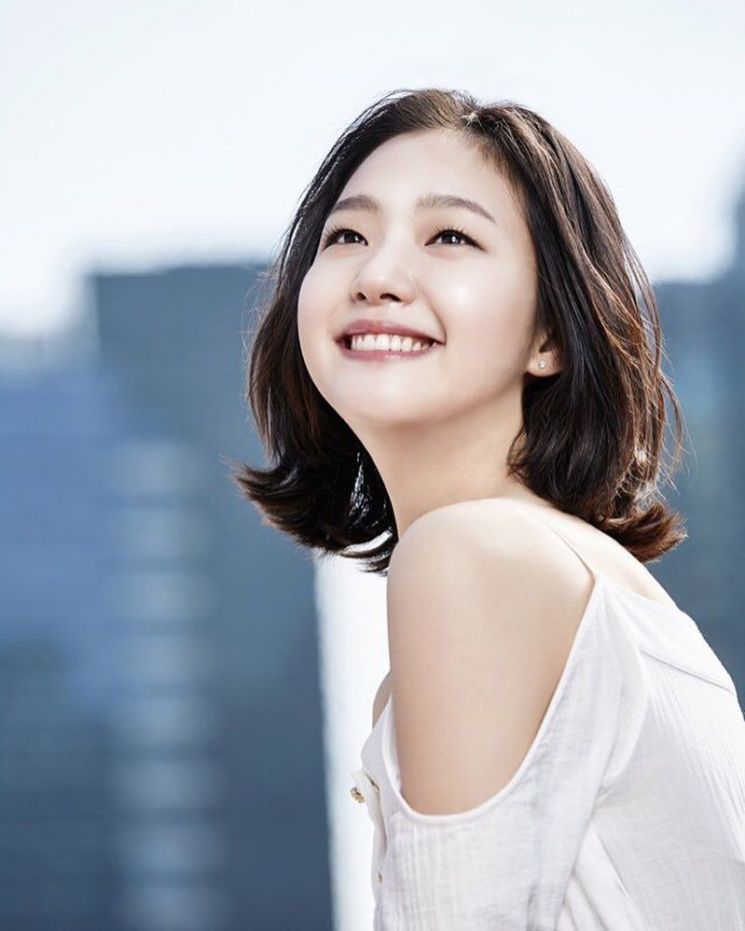 단발머리에 컬을 넣어 매력적인 스타일링 완성. 사진=김고은 인스타그램