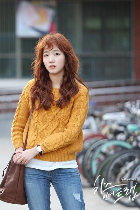 김고은의 밝은 컬러의 히피펌 스타일링. 사진=tvN '치즈 인 더 트랩' 현장포토
