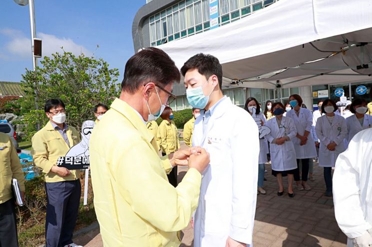 보성군, 코로나19 대응 의료진에 ‘덕분에 배지’ 격려