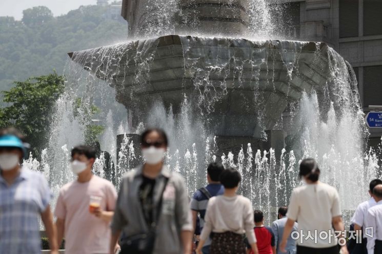 여름 더위가 찾아온 4일 시민들이 서울 중구 한국은행 앞 분수대를 지나며 더위를 식히고 있다. /문호남 기자 munonam@