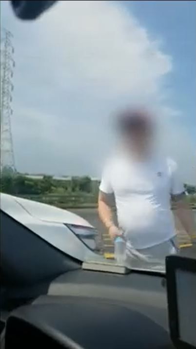 지난해 7월4일 발생한 '제주도 카니발 사건' 가해자가 피해자 차량에 다가가는 모습.사진=유튜브 채널 '한문철TV' 게시물 캡처