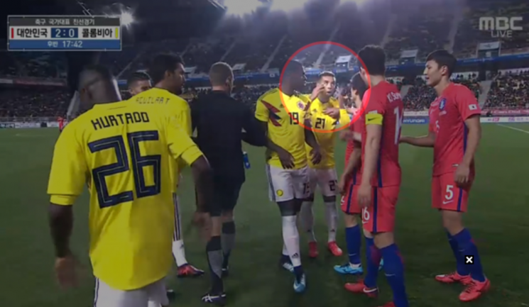 지난 2017년 11월10일 대한민국과 콜롬비아의 국가대표 친선전 경기에서 카르도나가 기성용에게 동양인을 비하하는 행동을 하고 있다. 사진=MBC 캡처