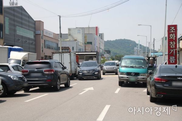 광주광역시 서구 매월1로49번길에서 일방통행로임에도 불구하고 차량들이 역주행하고 있다.