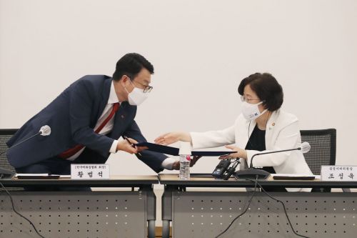 조성욱 공정거래위원장(오른쪽)과 황범석 한국백화점협회 회장이 협약서에 서명하고 있는 모습. [이미지출처=연합뉴스]