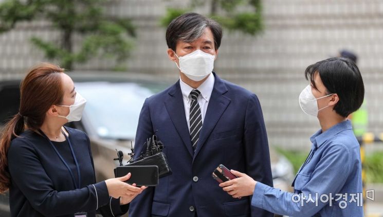 유재수 전 부산시 경제부시장에 대한 감찰무마를 지시한 혐의로 기소된 조국 전 법무부 장관이 5일 서울 서초구 서울중앙지방법원에서 열린 공판에 출석하기 위해 법정으로 들어서며 취재진 질문에 답하고 있다./강진형 기자aymsdream@