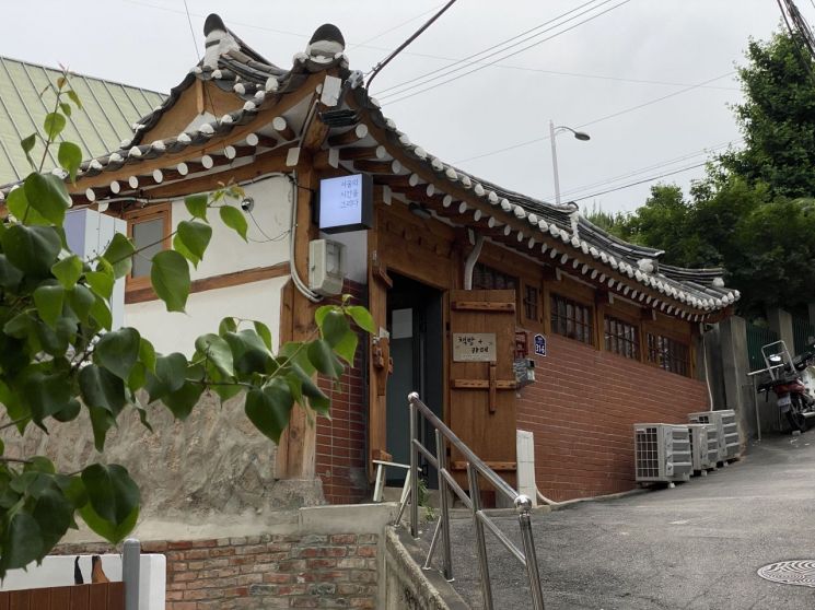 지붕이 매우 인상적인, 책방 외부 모습. 사진=서울의 시간을 그리다