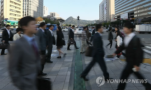 직장인들이 서울 광화문 광장 인근을 지나고 있다. 과중한 업무와 함께 스트레스를 호소하는 회사원들이 늘고 있다. [이미지출처=연합뉴스]