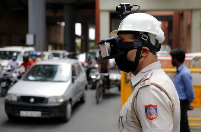 인도 수도 뉴델리 거리에서 한 경찰이 체온 측정 장치가 장착된 헬멧을 쓰고 체온 검사를 하는 모습.사진=연합뉴스