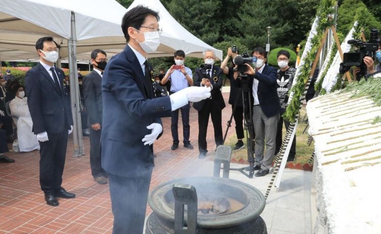 6일 현출일 추념식에서 김경수 경남도지사가 분향하고 있다.(사진=경남도)