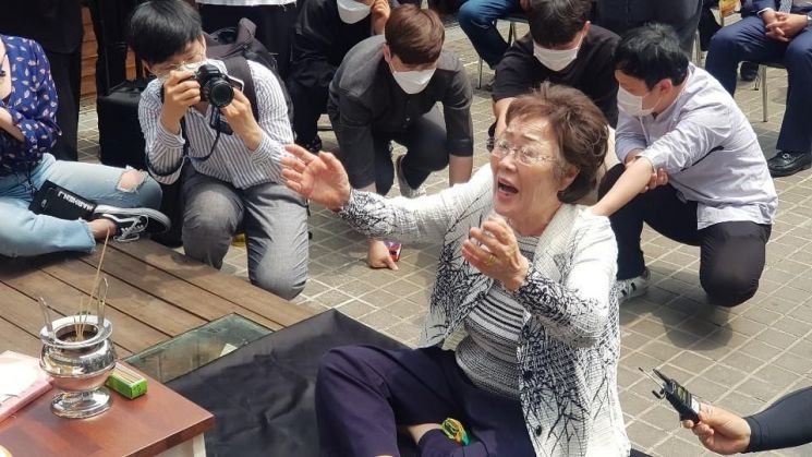 6일 오전 일본군 위안부 피해자 추모제가 열린 대구 희움 위안부 피해자 역사관에서 이용수 할머니가 고인들을 향해 말을 건네고 있다. [이미지출처=연합뉴스]