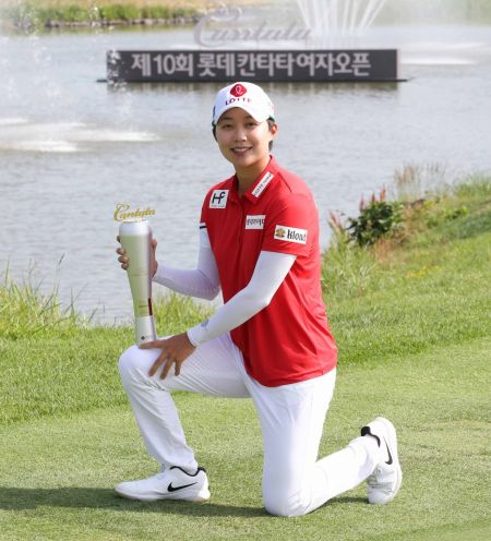 김효주가 롯데칸타타여자오픈 우승 직후 트로피를 앞에 놓고 기념촬영을 하고 있다. 사진=KLPGA