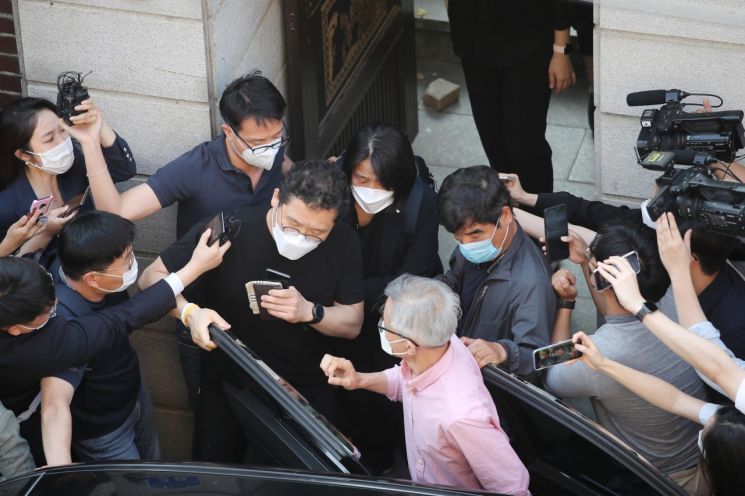 윤미향  더불어민주당 의원이 7일 오후 서울 마포구 연남동 '평화의 우리집'에서 나와 차량을 향하고 있다. [이미지출처=연합뉴스]