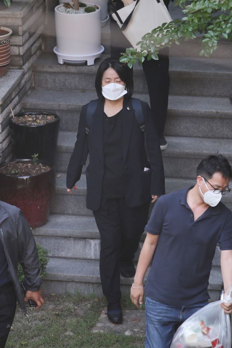 윤미향 더불어민주당 의원이 7일 오후 서울 마포구 연남동 '평화의 우리집'에서 나오고 있다. [이미지출처=연합뉴스]