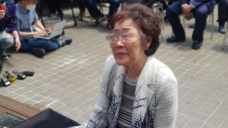 일본군 위안부 피해자 이용수 할머니가 6일 대구 희움역사관에서 열린 위안부 추모제에 참석하고 있다. [이미지출처=연합뉴스]