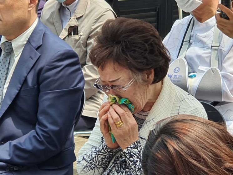 6일 대구 중구 희움 일본군 위안부 역사관에서 열린 '대구·경북 일본군 위안부 피해자 추모의 날' 행사에서 추모식에 참석한 이용수 할머니가 눈물을 흘리고 있다. [이미지출처=연합뉴스]