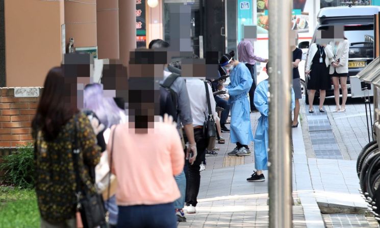 지난 5일 오후 서울 관악구보건소 앞에 마련된 신종 코로나바이러스 감염증(코로나19) 선별진료소에서 의료진들이 시민들의 진료 접수를 돕고 있다. / 사진=연합뉴스