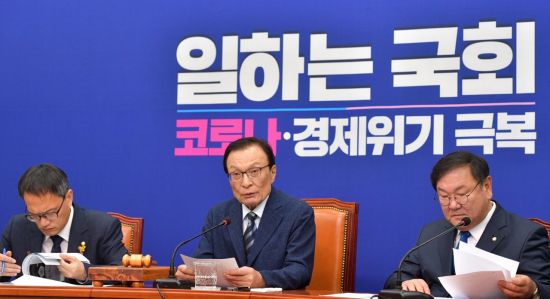 이해찬 더불어민주당 대표가 8일 국회에서 열린 최고위원회의에 참석, 모두발언을 하고 있다./윤동주 기자 doso7@