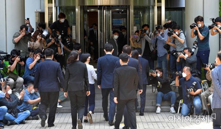 옛 삼성물산과 제일모직 합병 관련 경영권 부정승계 의혹과 삼성바이오로직스 회계부정 의혹으로 검찰 수사를 받고 있는 이재용 삼성전자 부회장이 8일 서울 서초구 서울중앙지방법원에서 열린 영장실질심사에 출석하기 위해 법정으로 들어서고 있다./강진형 기자aymsdream@