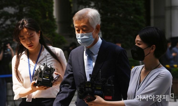 이재용 삼성전자 부회장의 불법 경영승계 의혹을 받는 김종중(64) 전 삼성 미전실 전략팀장(사장)이 8일 오전 서울 서초구 서울중앙지방법원에서 열린 영장실질심사에 출석하고 있다./강진형 기자aymsdream@