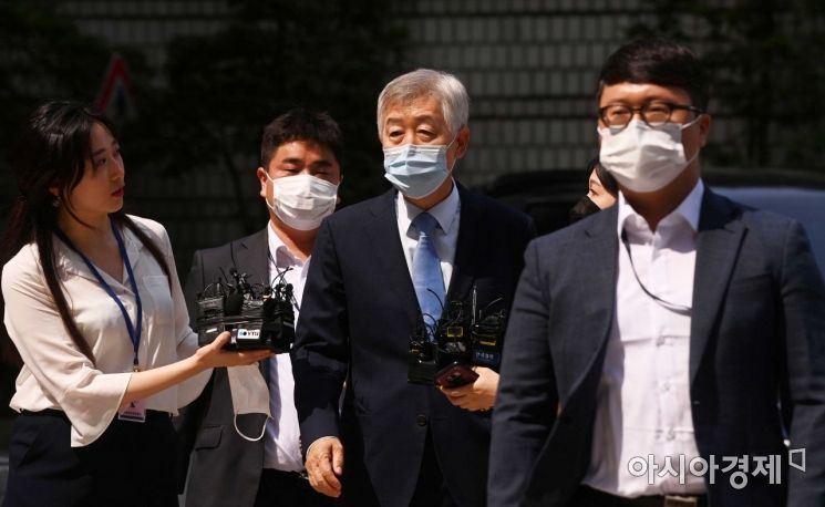 이재용 삼성전자 부회장의 불법 경영승계 의혹을 받는 김종중(64) 전 삼성 미전실 전략팀장(사장)이 8일 오전 서울 서초구 서울중앙지방법원에서 열린 영장실질심사에 출석하고 있다./강진형 기자aymsdream@