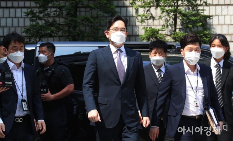 옛 삼성물산과 제일모직 합병 관련 경영권 부정승계 의혹과 삼성바이오로직스 회계부정 의혹으로 검찰 수사를 받고 있는 이재용 삼성전자 부회장이 8일 서울 서초구 서울중앙지방법원에서 열린 영장실질심사에 출석하기 위해 법정으로 들어서고 있다./사진=강진형 기자aymsdream@